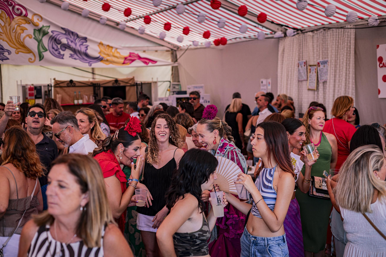 Búscate en las imágenes del Día de la Mujer de la Feria del Carmen y de la Sal de San Fernando