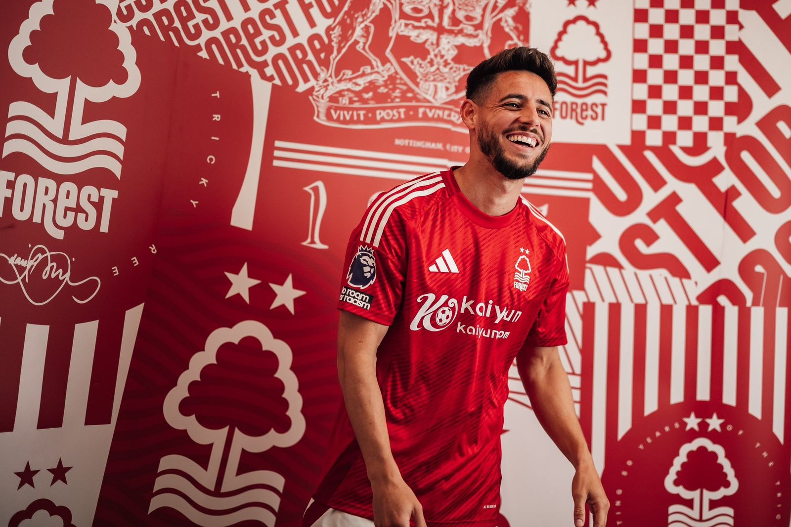 Álex Moreno sonríe con la camiseta de su nuevo equipo.