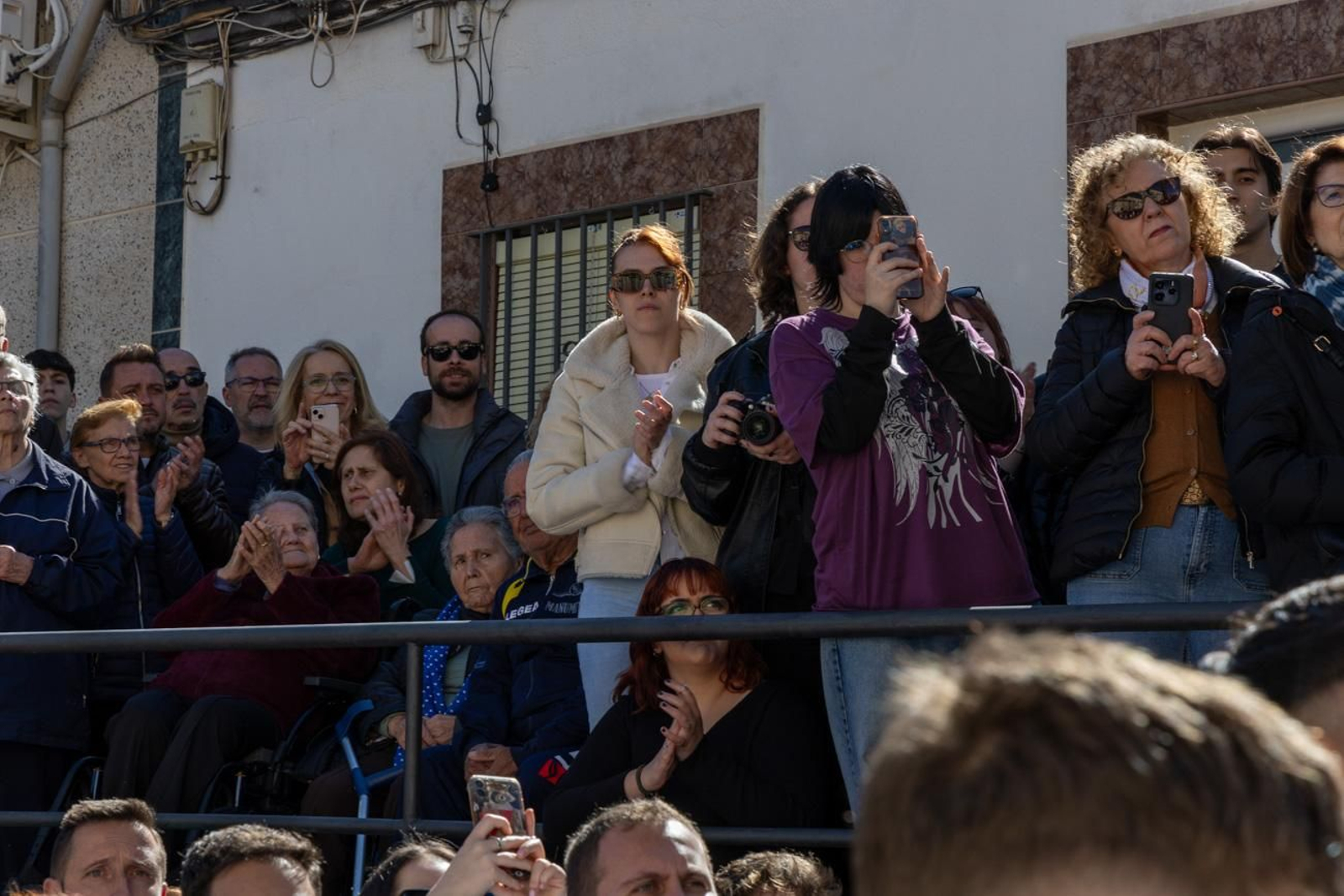El Miércoles Santo inicia la tarde con los nazarenos trinitarios del barrio de Santa Isabel