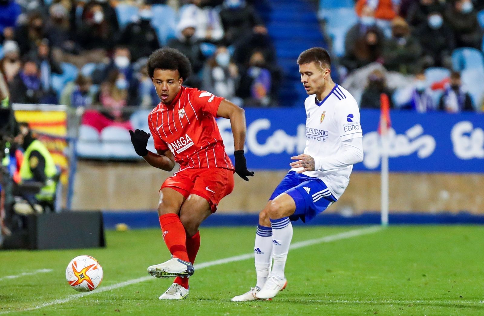 Koundé toca el balón en un lance del partido.