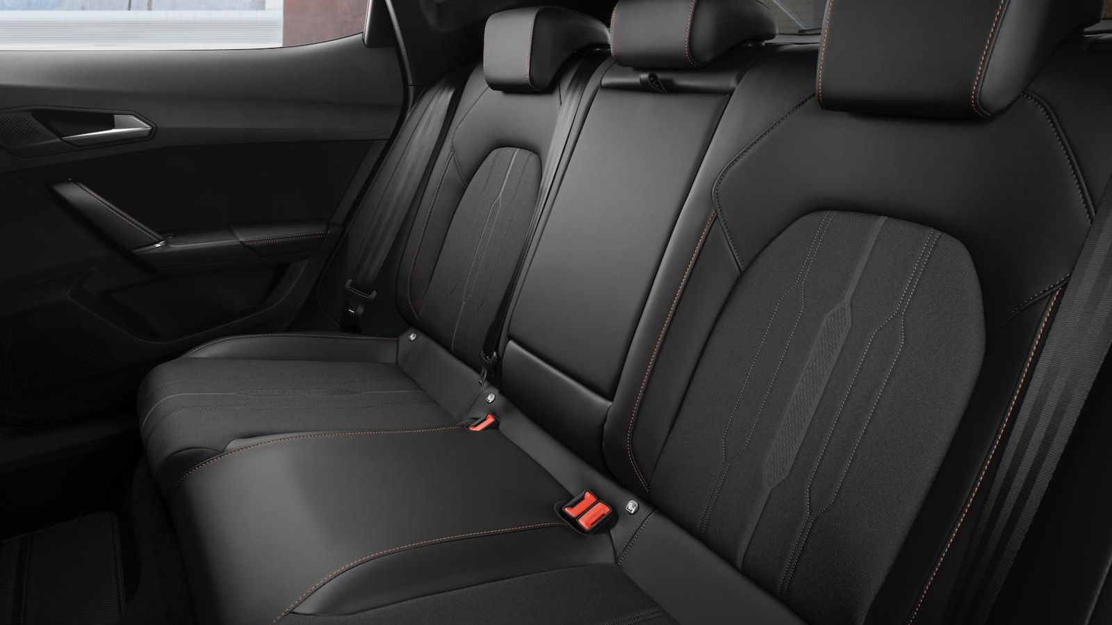 Entre las opciones para ambos e-Hybrid está, además de la tapicería en piel negra, la de tonos azules característica de los Cupra. También el techo panorámico.