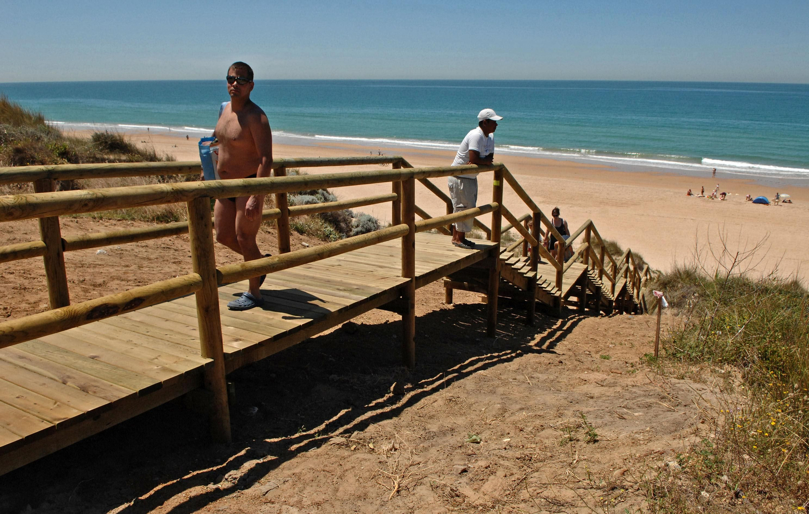 Imagen de la pasarela de acceso a la playa frente al Hotel Riu.