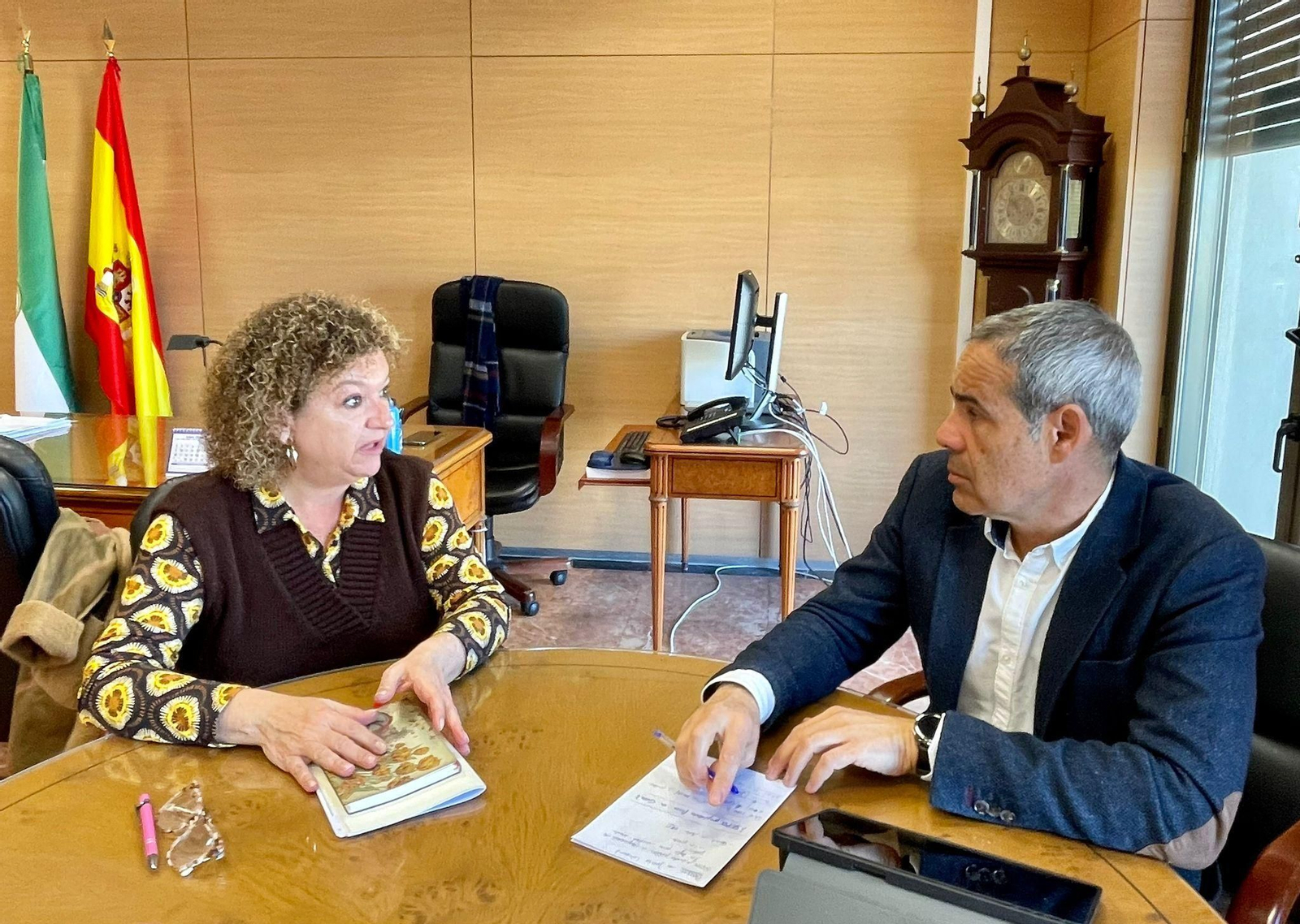 La concejala de Vivienda, Eva Tubío, en su reunión con el subdelegado del Gobierno, José Pacheco.