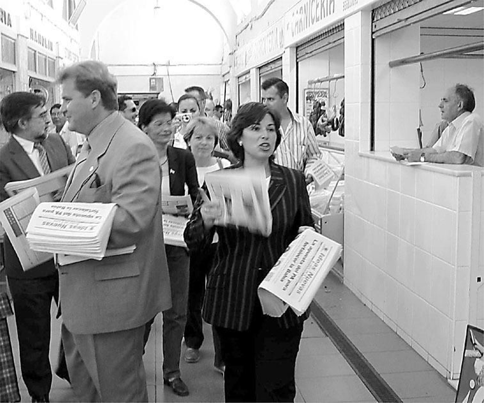 Reparto de propagante electoral en el Mercado en 2003