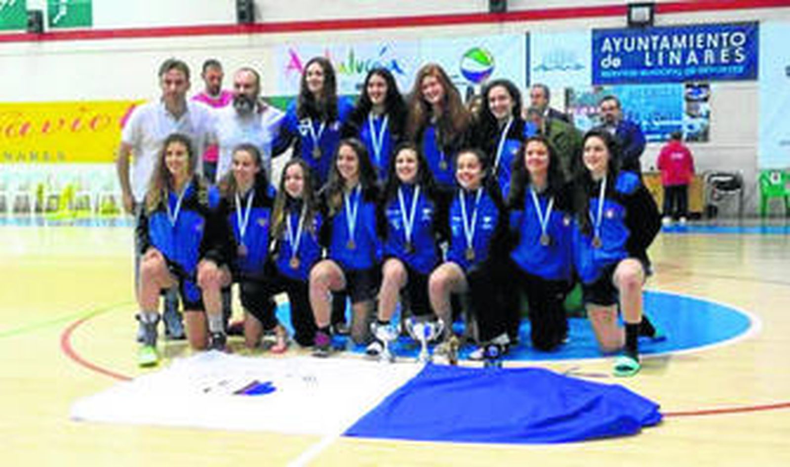 La plantilla del Cádiz Gades posa en el Pabellón Julián Jiménez con sus medallas y trofeos.