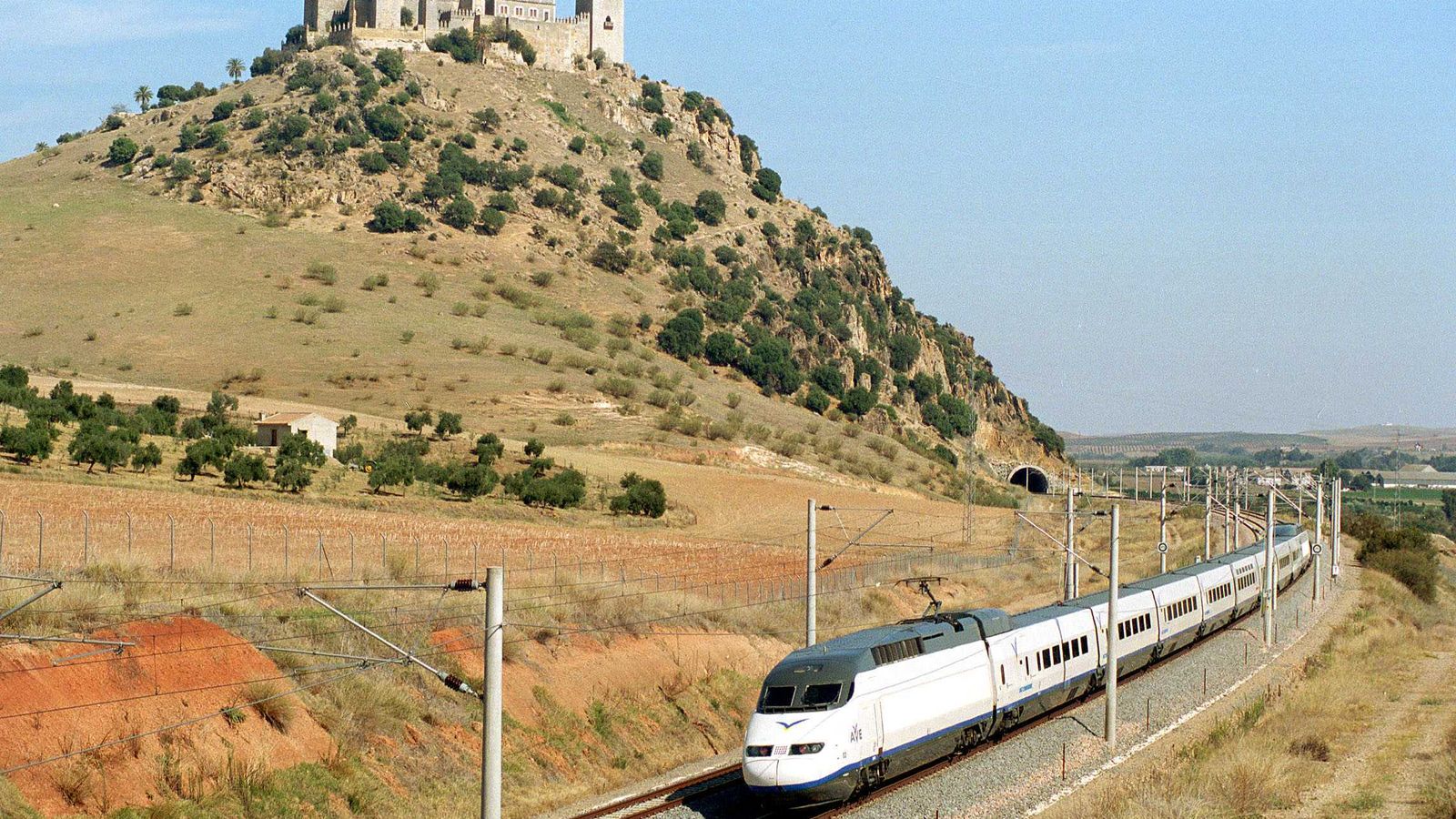 Un tren a su paso por el municipio cordobés de Almodóvar del Río.