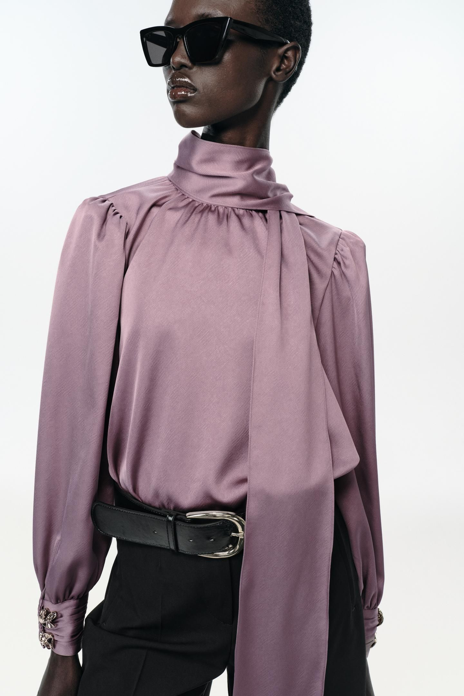 Blusa con lazada de Zara.