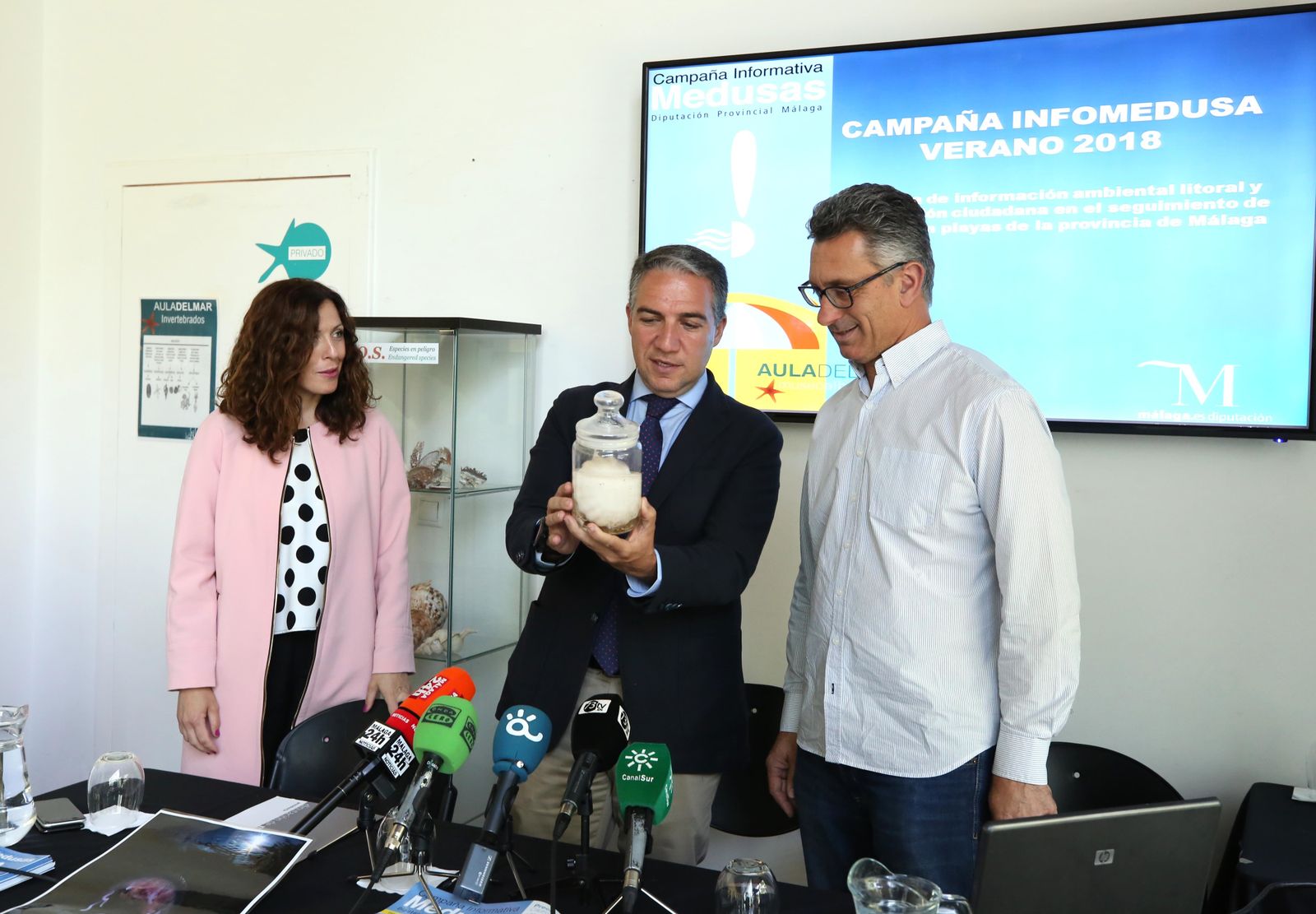 Marina Bravo, Elías Bendodo y Juan Antonio López en la presentación de la campaña informativa.