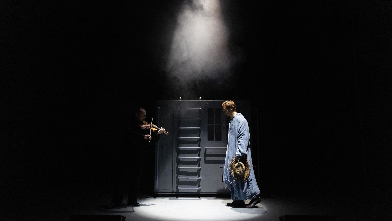 El violinista Simón García junto al protagonista, Cisco Lara.