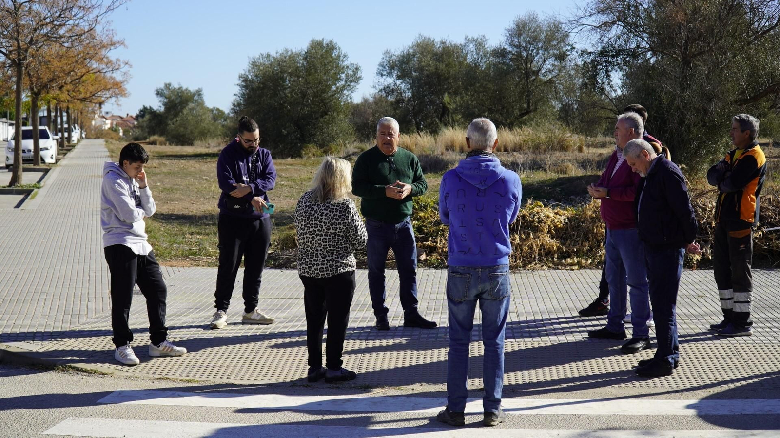 El concejal del PSOE en el Ayuntamiento de Málaga, Salvador Trujillo, reunido con vecinos de Churriana.