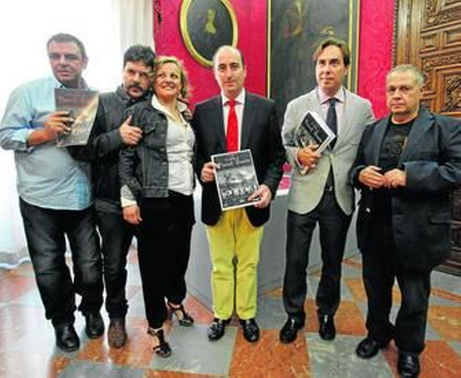 El equipo del montaje al completo, ayer, durante la presentación de 'La familia de Pascual Duarte'.