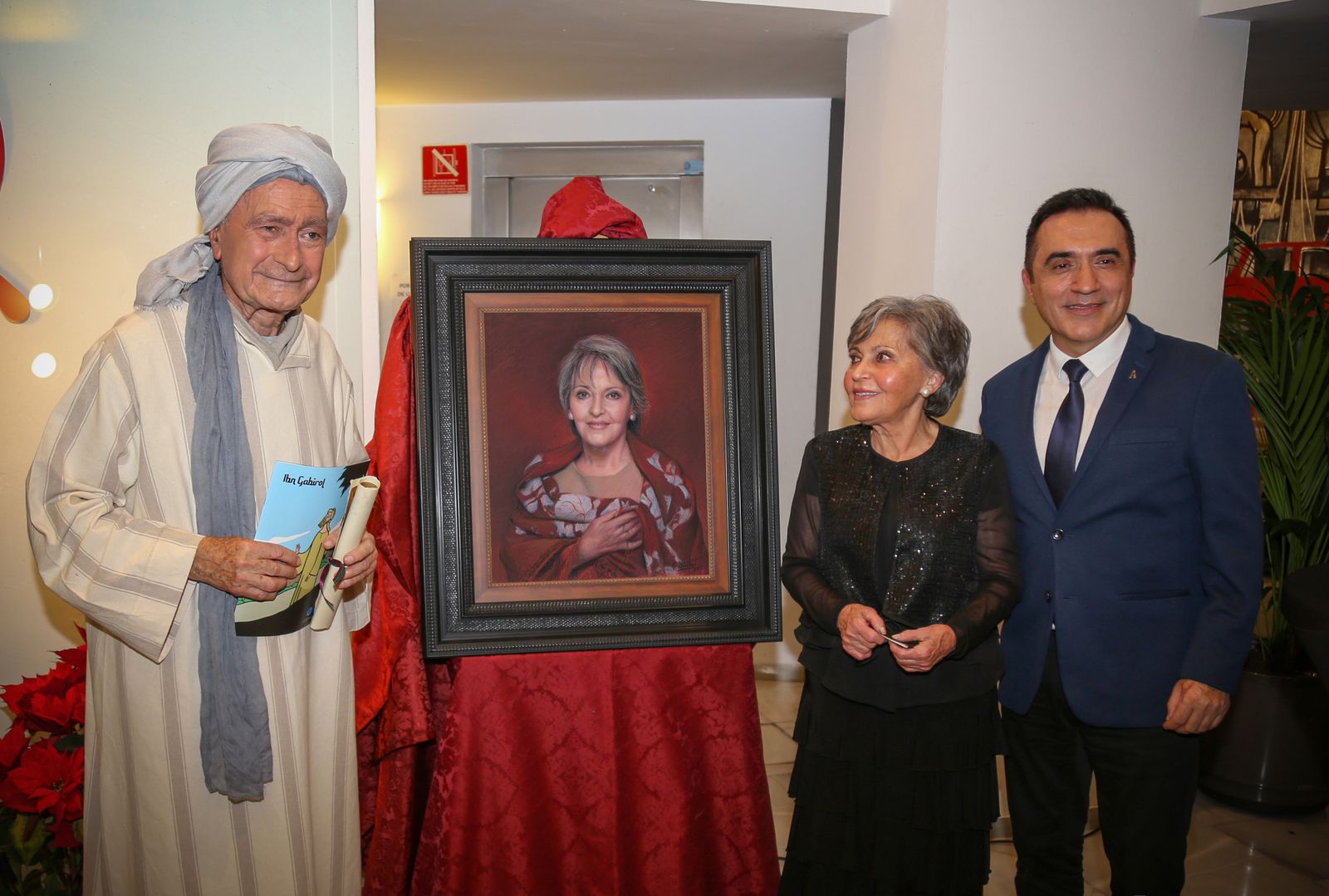 Presentación del retrato con De la Torre, caracterizado como Ibn Gabirol, Rosa Francia y el artista.