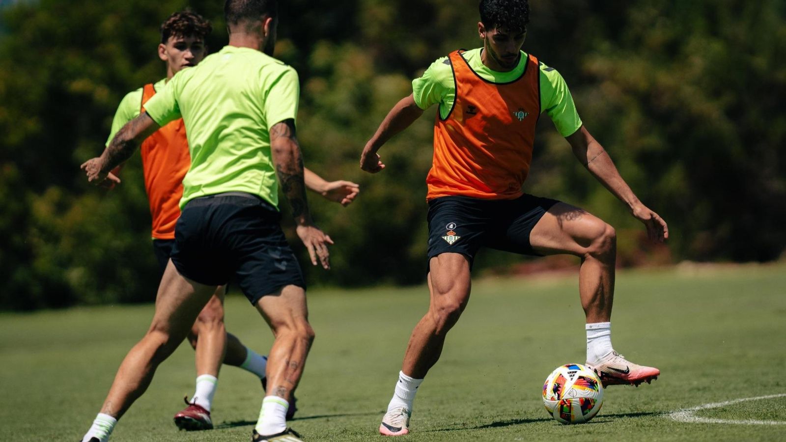 Johnny Cardoso defiende el balón en un entreno con el Betis