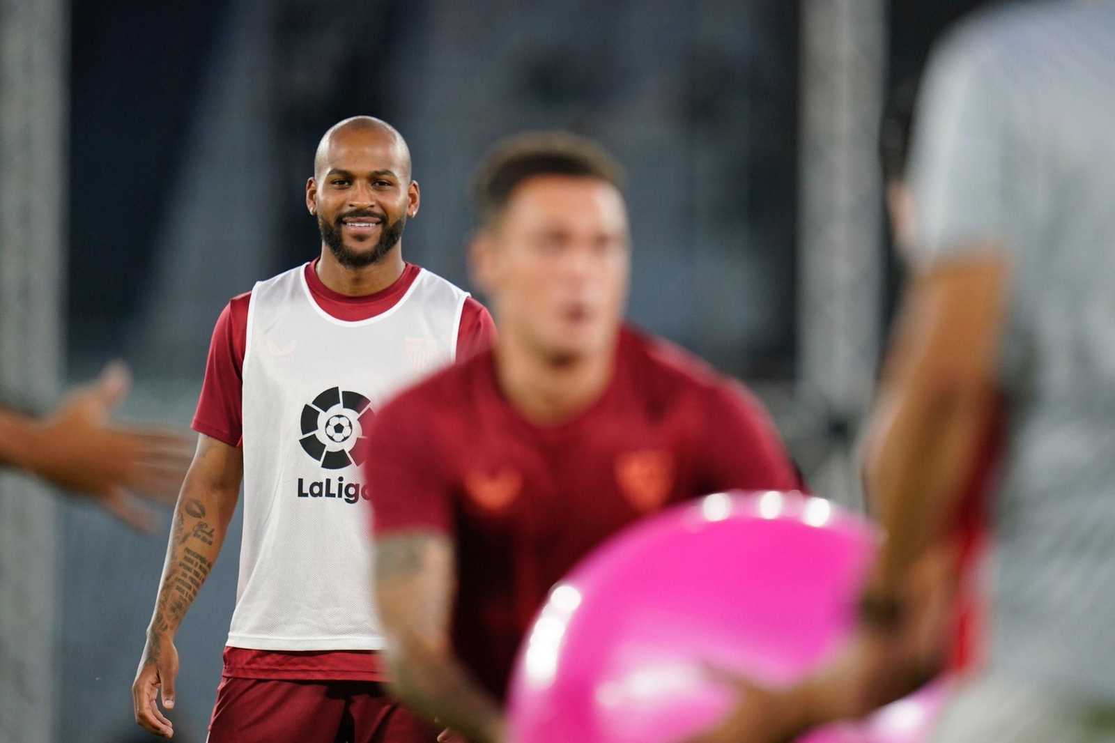 Marcao sonríe durante la sesión con balones de 'fitball' en el Olímpico de Seúl.