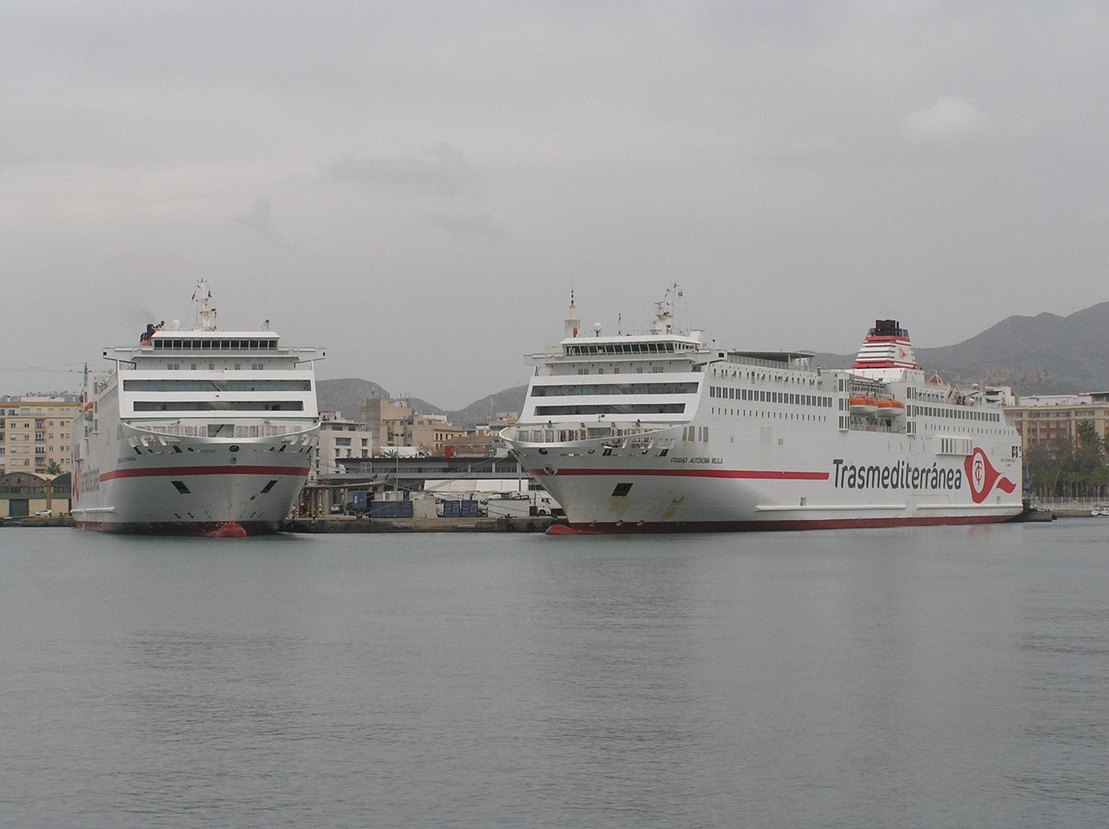 Ferris 'Ciudad de Granada' y 'Ciudad Autónoma de Melilla' atracados juntos, este sábado, en el puerto de Málaga.