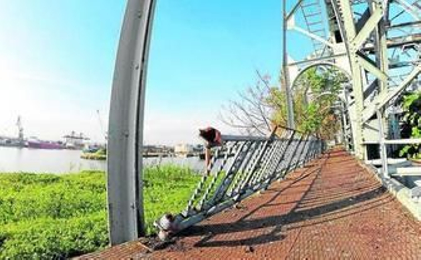 Expolian el Puente de Hierro tras 11 años de abandono