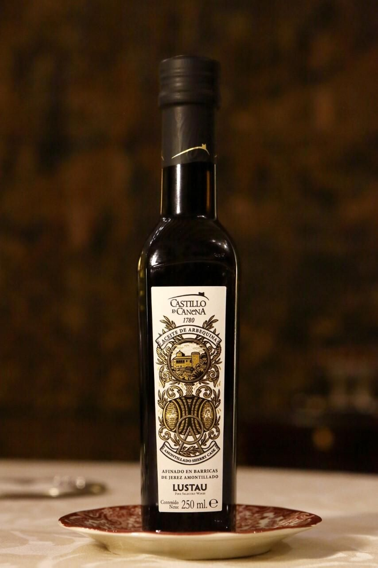 Botella del nuevo Arbequino Amontillado, fruto de la fusión entre dos cultivos históricos como el olivo y la vid que se refleja en su etiqueta. Botella del nuevo Arbequino Amontillado, fruto de la fusión entre dos cultivos históricos como el olivo y la vid que se refleja en su etiqueta.