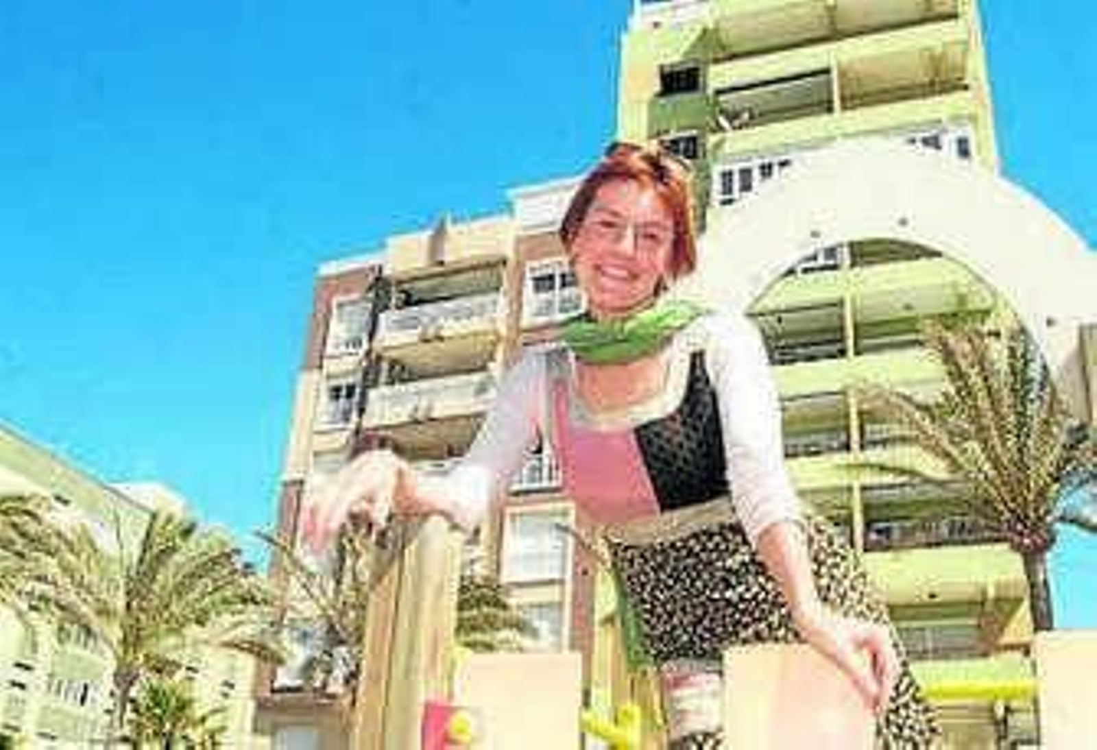 Silvia Luchetti paseando ayer por el Paseo Marítimo de Almería.