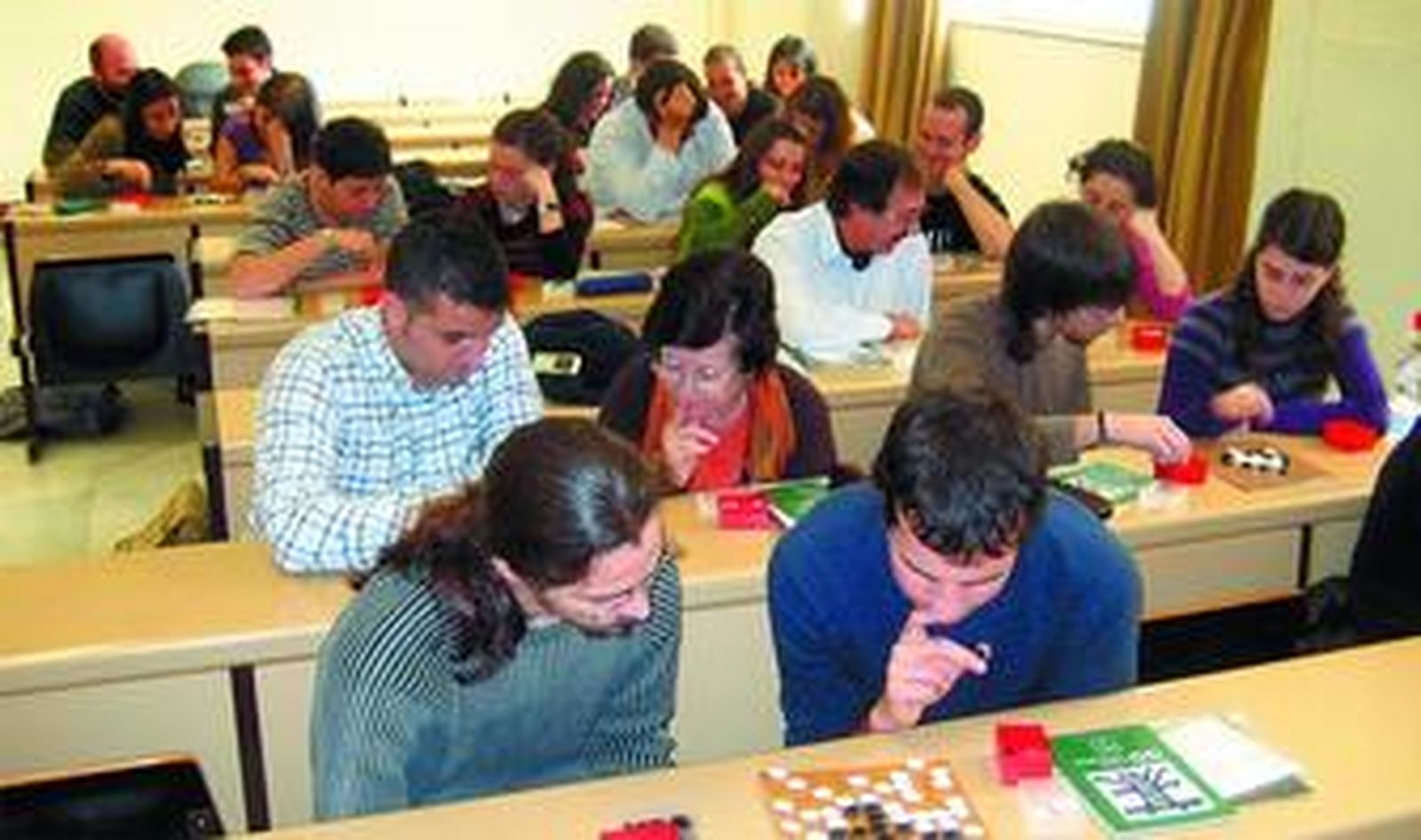 Los participantes del curso aprenden a jugar al Go, un juego tradicional japonés.