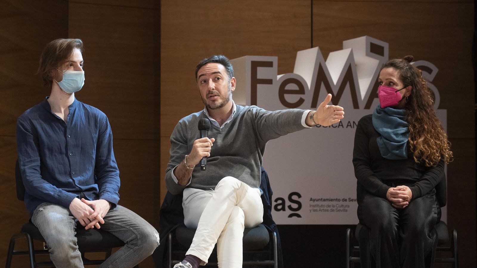 Rafael Ruibérriz de Torres habla en compañía de Andrés Murillo, becado por la Asociación de Amigos de la OBS y el Femás, y Vicki González, de Vita Vinum.