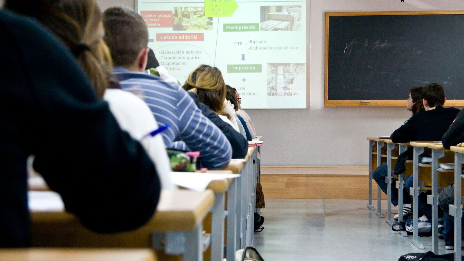 Alumnos en la Hispalense en un aula.