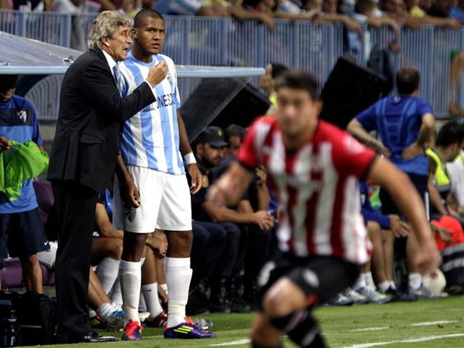 El Málaga gana su tercer partido consecutivo en Liga gracias a un gol de Cazorla de falta (1-0). / EFE
