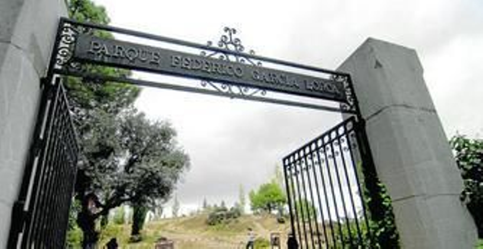Imagen de la puerta de entrada al Parque de Alfacar durante los trabajos de búsqueda de los restos del poeta.