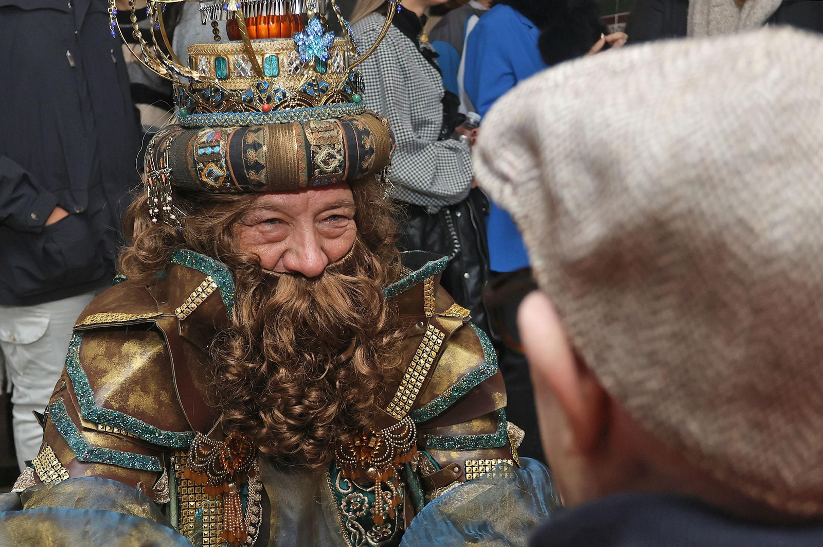 Reyes Magos de Huelva 2025: Imágenes de la visita al Asilo de Ancianos Santa Teresa de Jornet