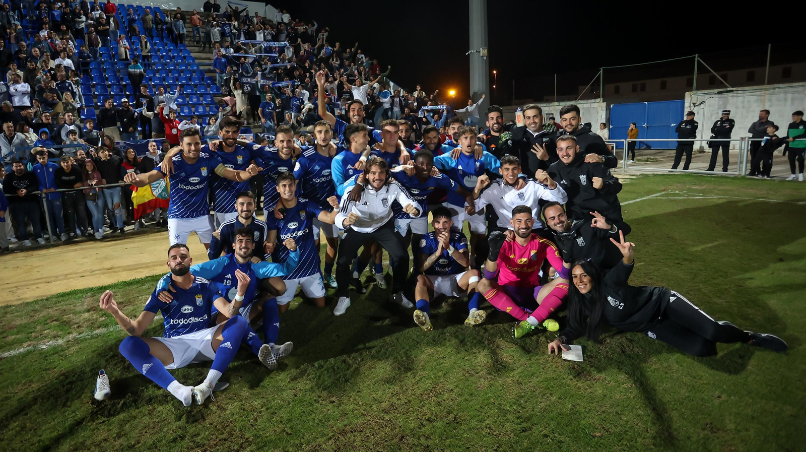 Los jugadores del Xerez CD celebran la goleada al Salerm Puente Genil en el Pedro Garrido.