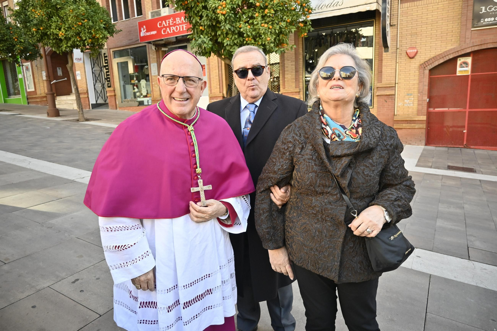 Imágenes de la ofrenda floral por parte de la Comisión del Monumento a la Inmaculada