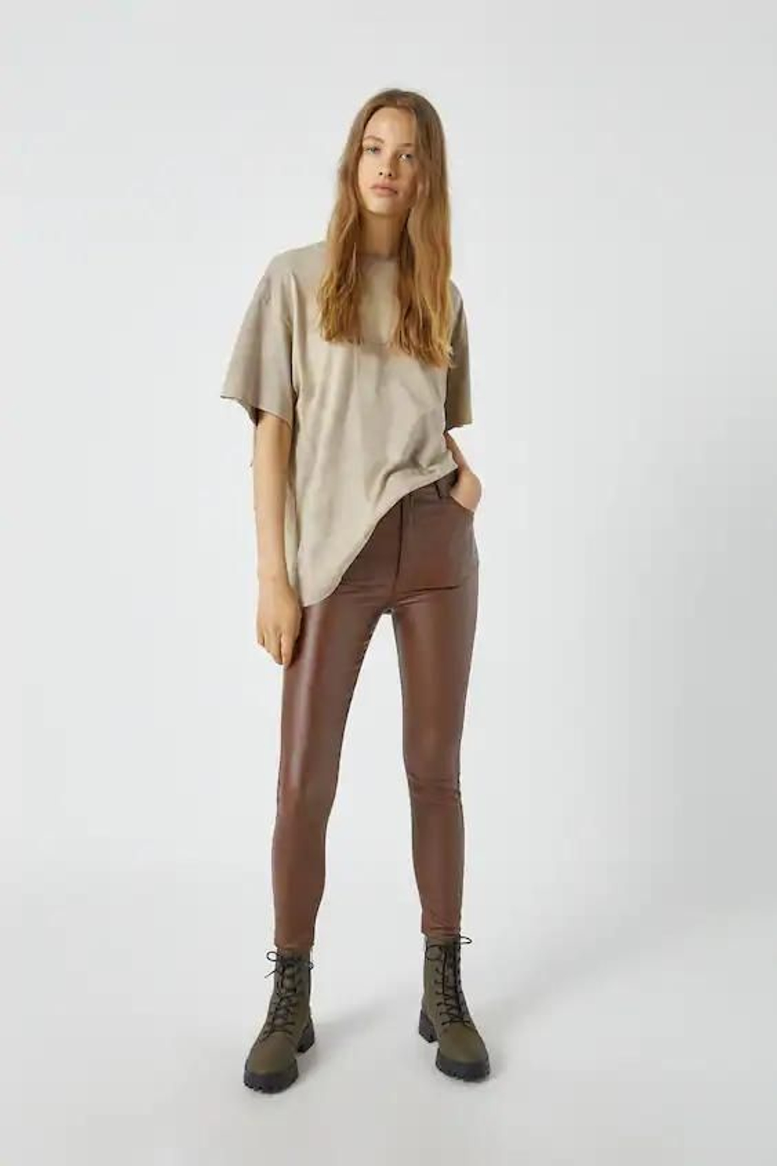 Pantalón coated de Pull&Bear. Pantalón coated de Pull&Bear.