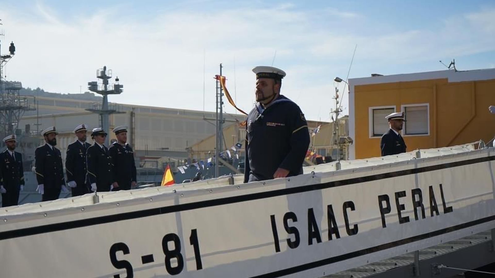 Personal de la Armada sobre el submarino en la ciudad de Cartagena