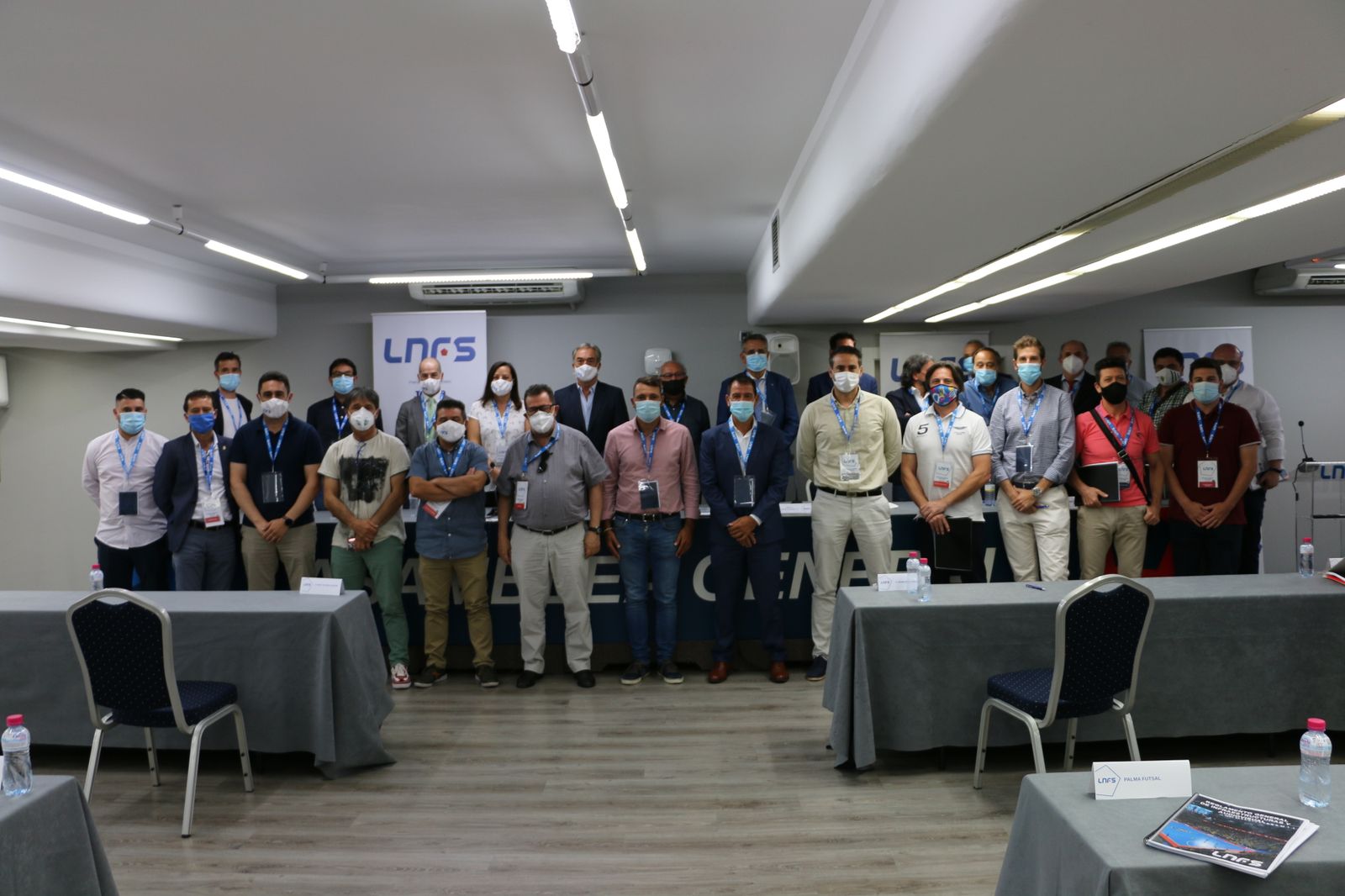 Los dirigentes de los clubes, entre ellos José García Román, en la reunión de la LNFS.