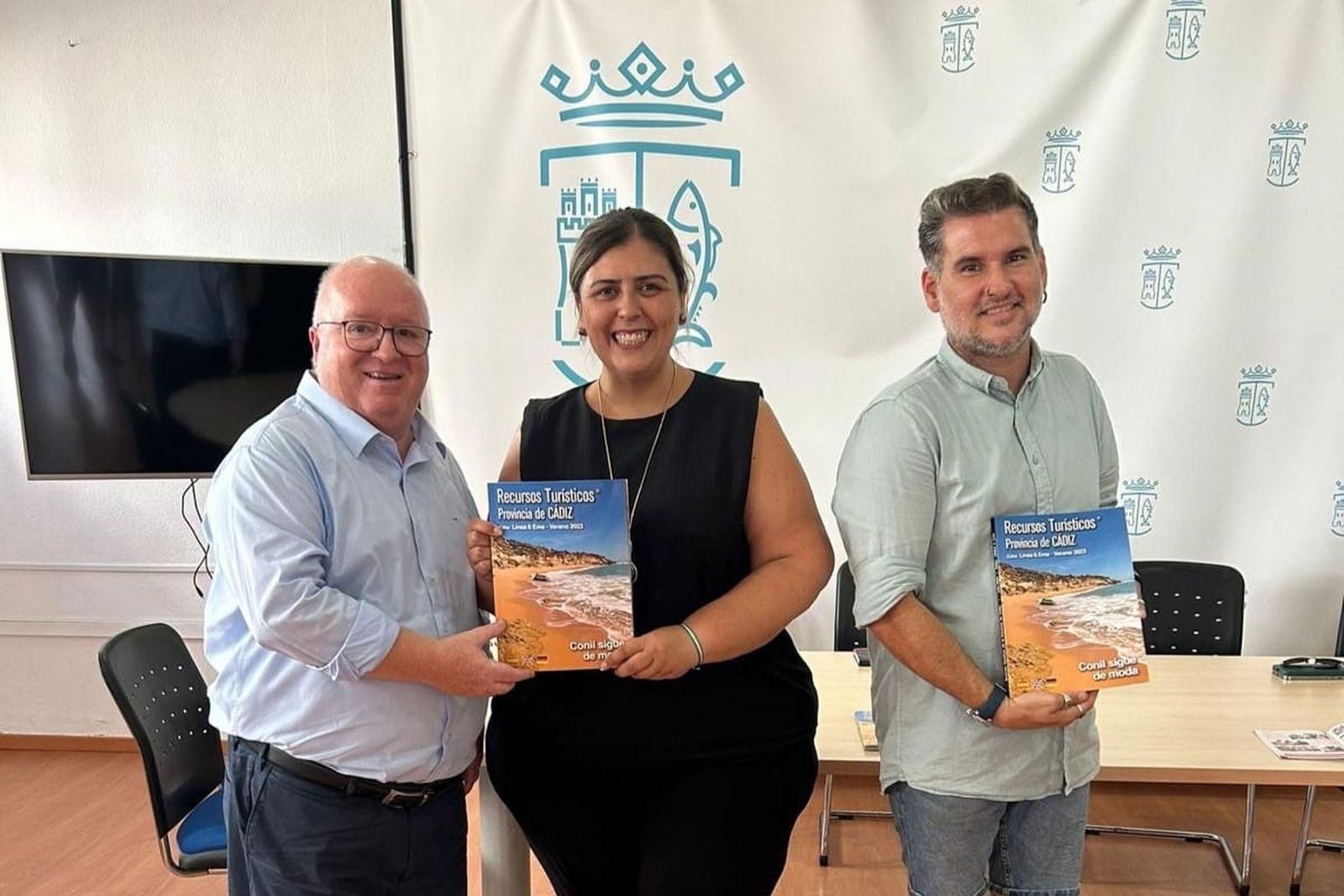 Carlos Medina le entrega un ejemplar de la revista a la alcaldesa, en presencia del concejal de Turismo.