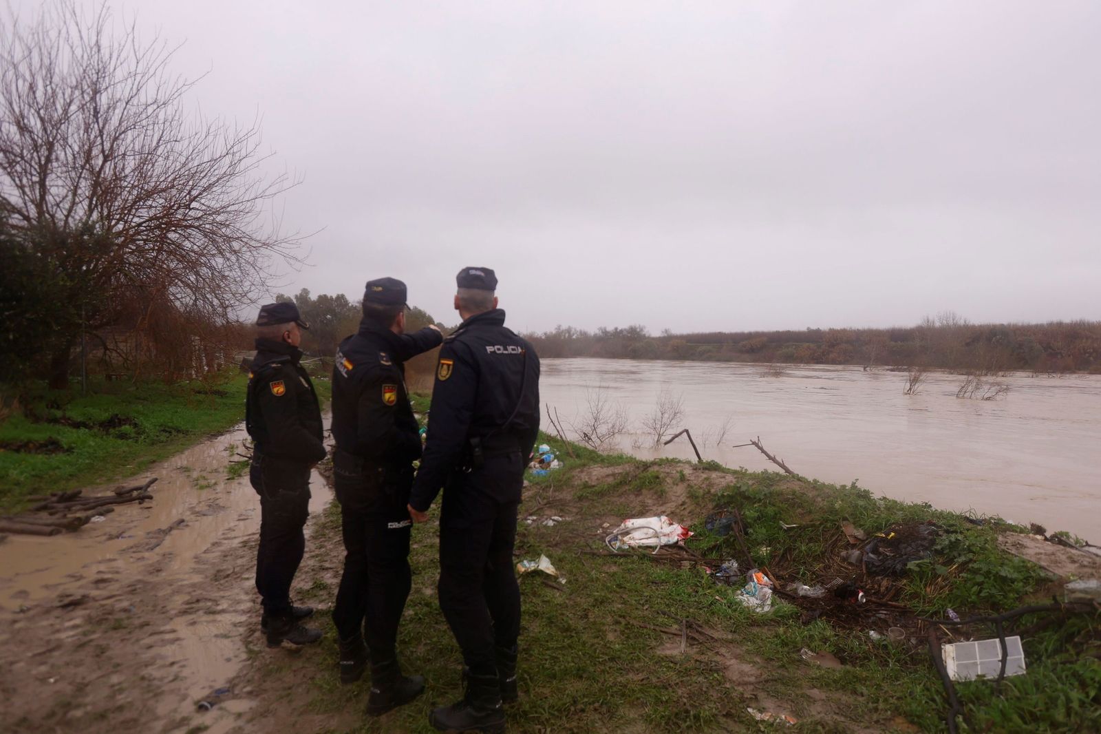 Los vecinos de la parcelación de Guadalvalle de Córdoba miran con temor la crecida del Guadalquivir