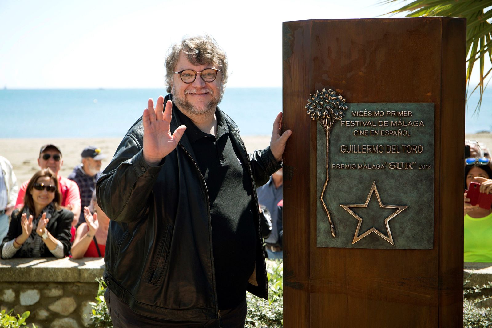 Guillermo del Toro, ayer en Málaga recibiendo su reconocimiento.