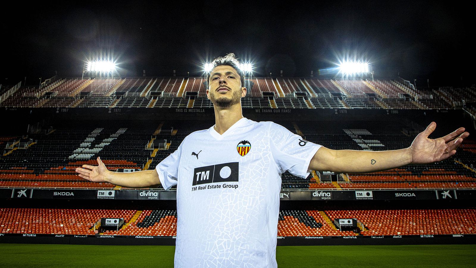 Guido Rodríguez, ya con la camiseta del Valencia enfundada.