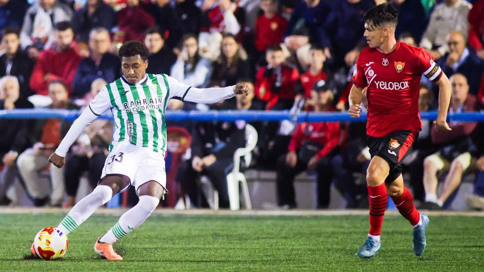 Marcelo Timorán golpea el balón en la visita del Córdoba CF al Cieza en Copa del Rey.
