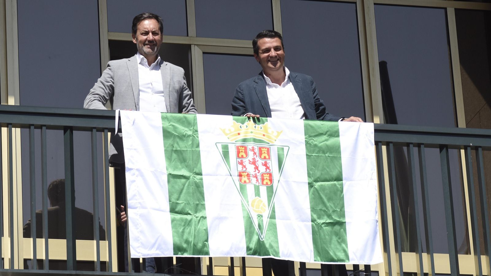 Monterrubio y Bellido colocan la bandera del Córdoba CF en el balcón del Ayuntamiento.