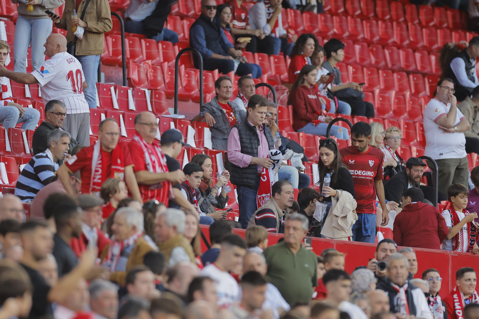 Búscate en las fotos del Sevilla-Betis