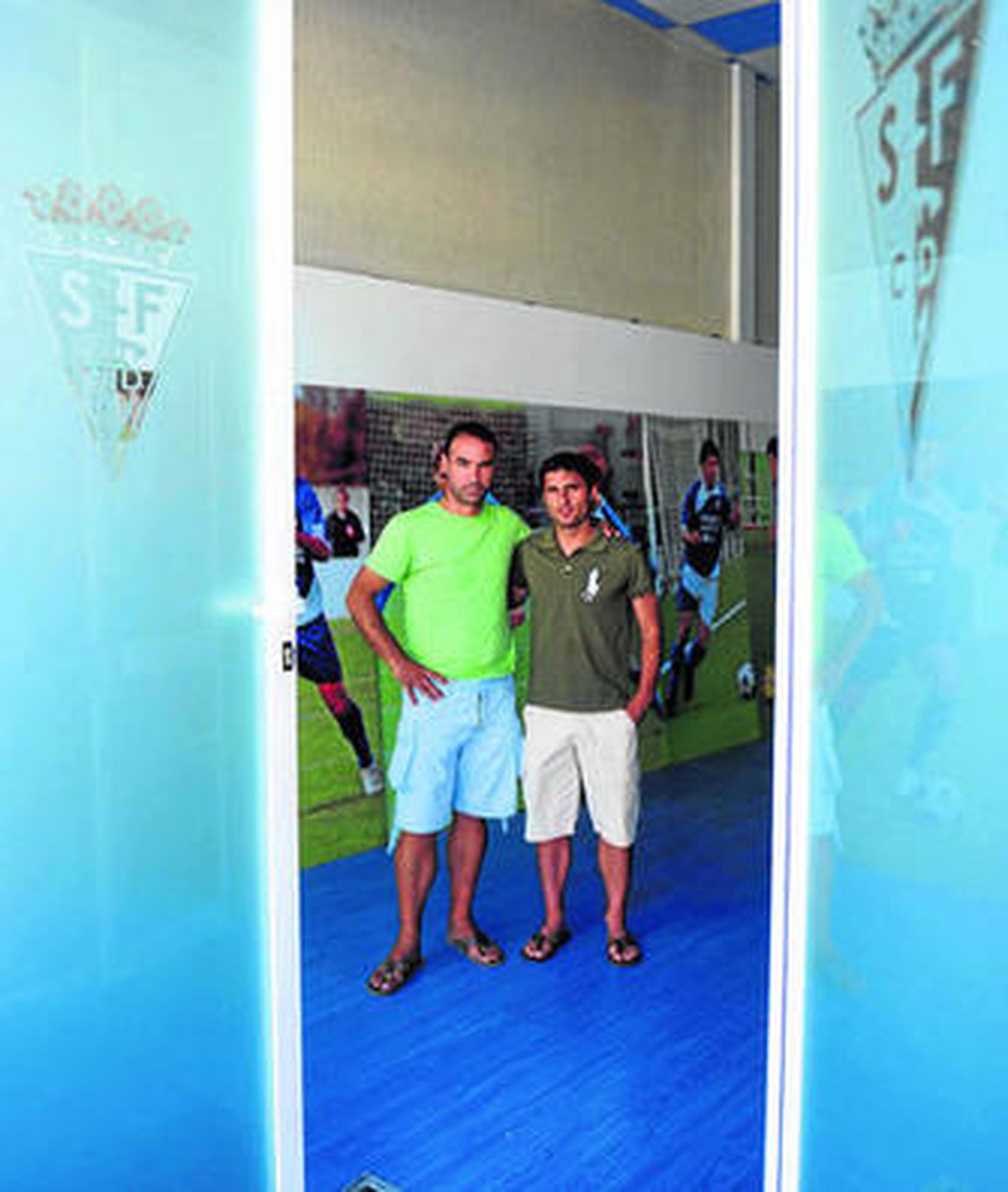 Fali Montes (i) y Canito, en la sede social isleña entre dos escudos del San Fernando CD.