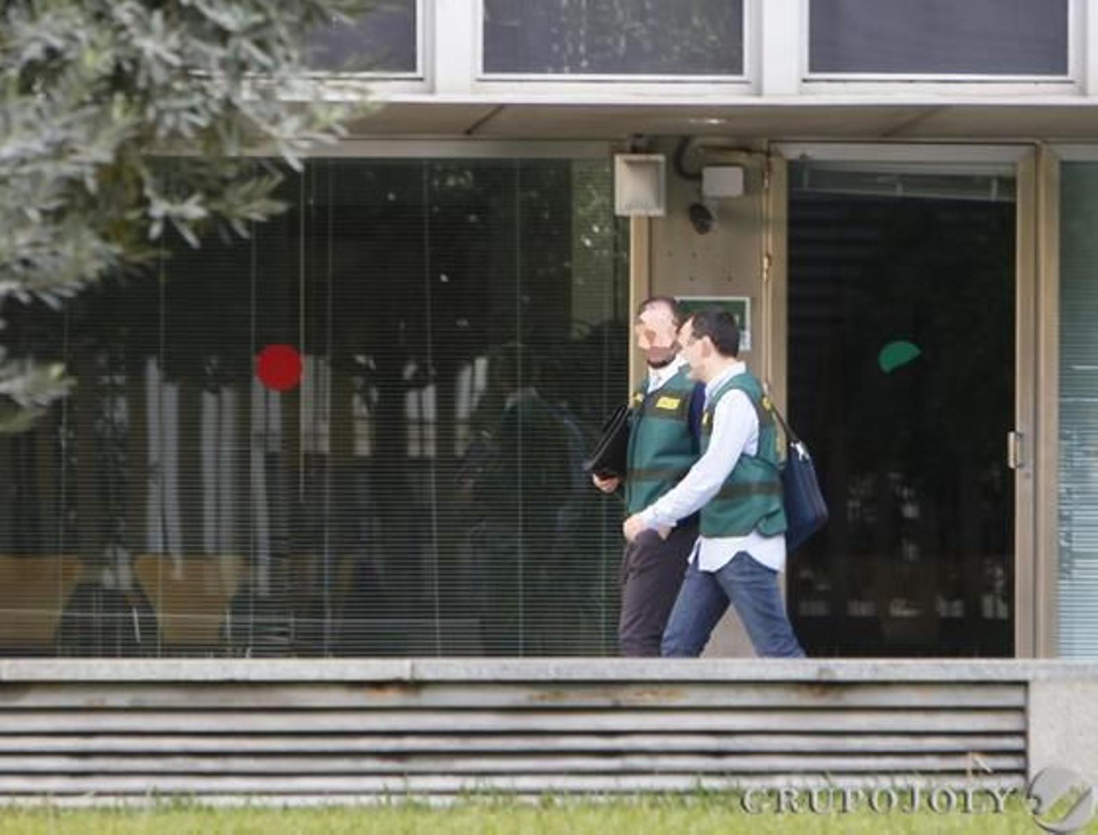 Varios agentes de la UCO durante el registro de la Diputación de Sevilla.

Foto: José Ángel García