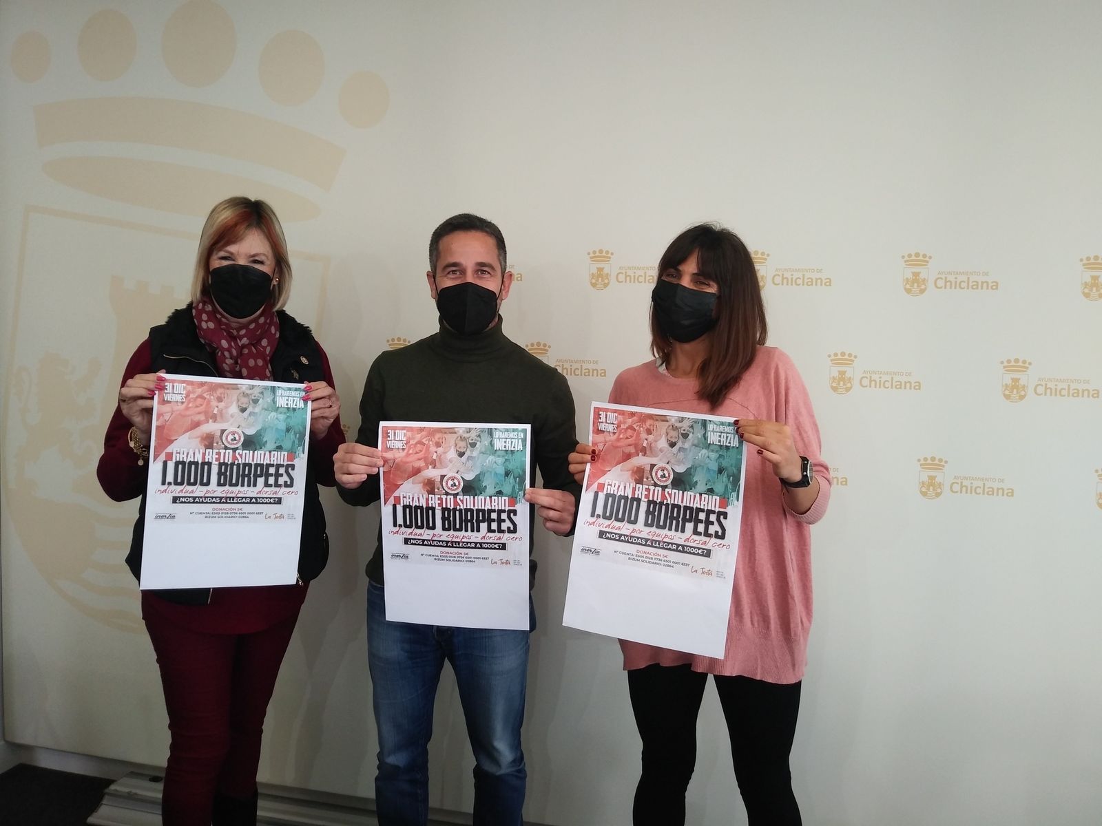 Responsables municipales y de la Asociación de Reyes Magos presentan la iniciativa junto a su organizadora.