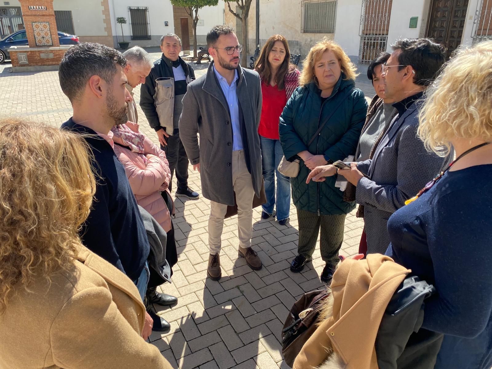 Samuel García con los vecinos