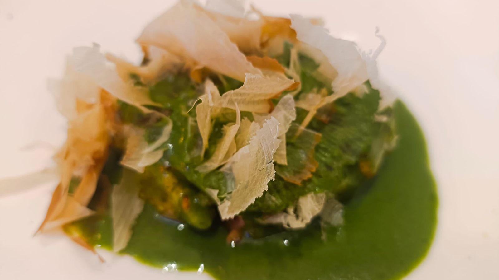 El salmón al pil-pil de espinacas e hierbas frescas.