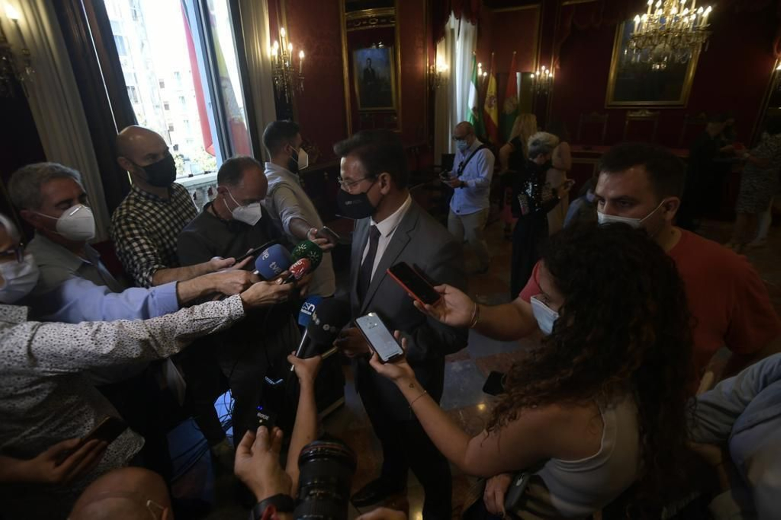 El actual alcalde atendió a los medios. El actual alcalde atendió a los medios.