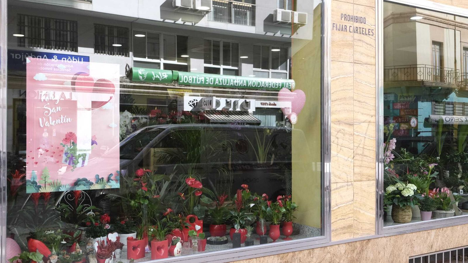 Fachada de Suministros Tripiana en Calle Javier Sanz número 7, en la capital.