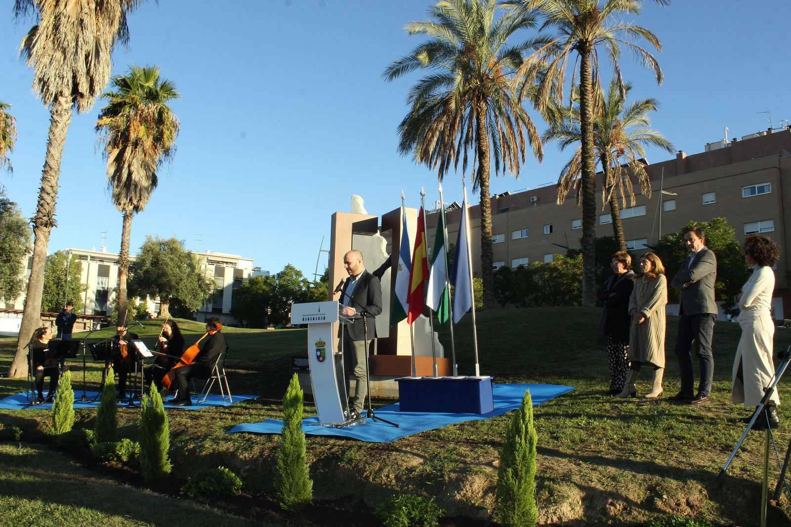 La inauguración de la escultura en recuerdo de las víctimas del Covid en Lucena, en imágenes