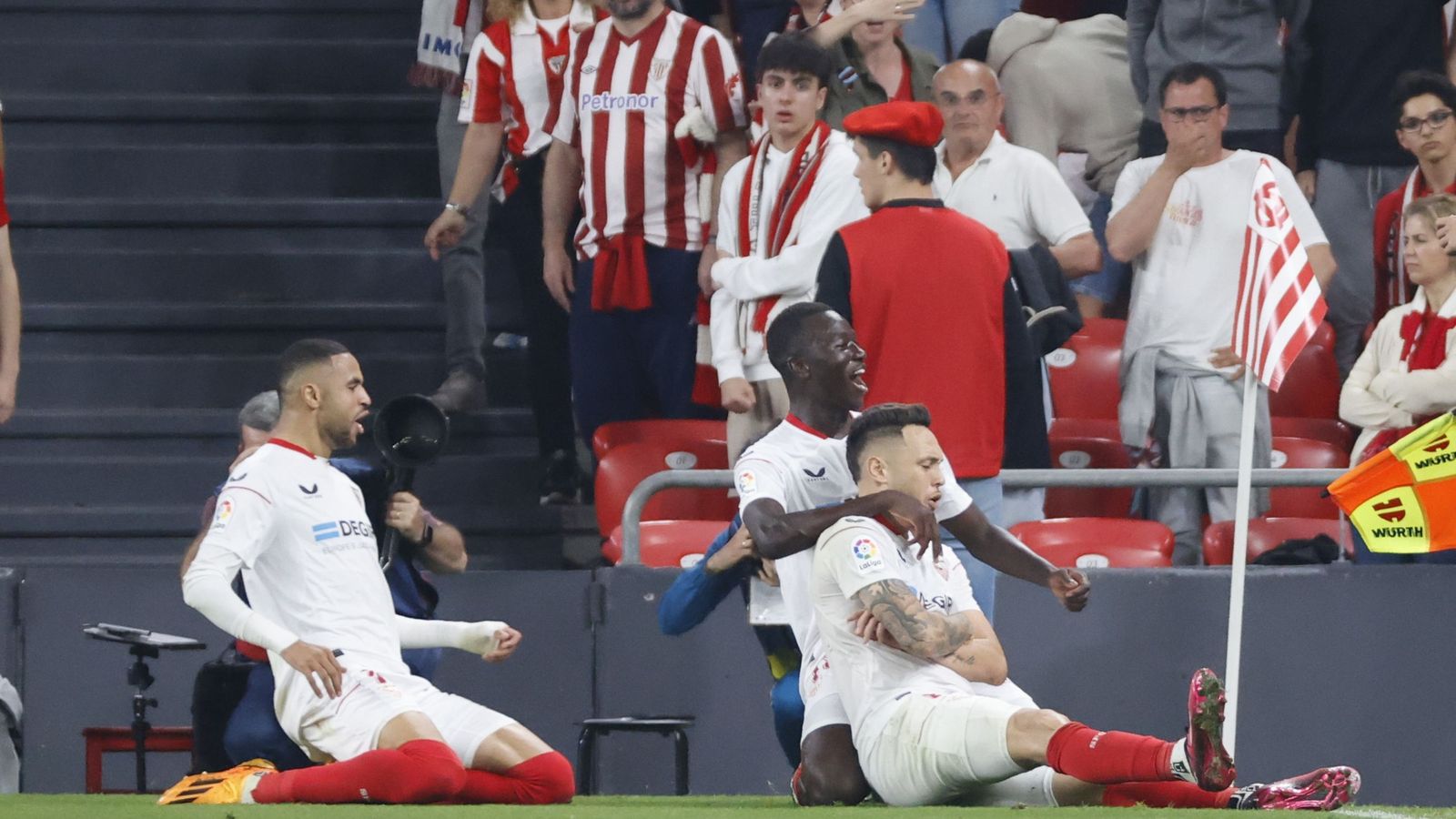 Pape Gueye abraza a Ocampos en presencia de En-Nesyri.