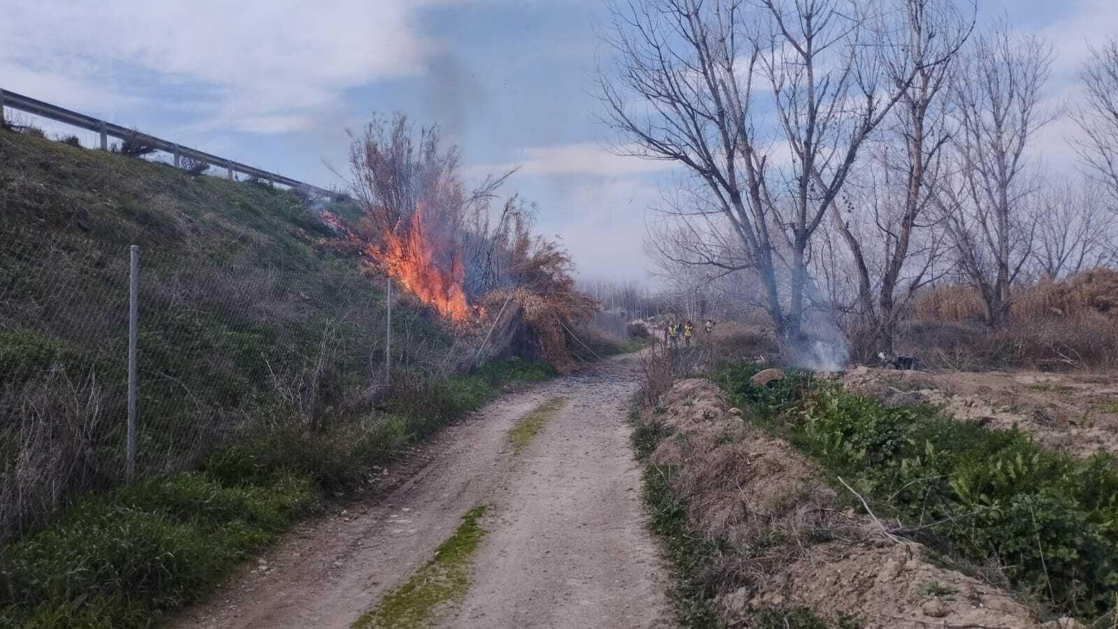 Imagen del fuego provocado por los manifestantes en los márgenes de la A-92